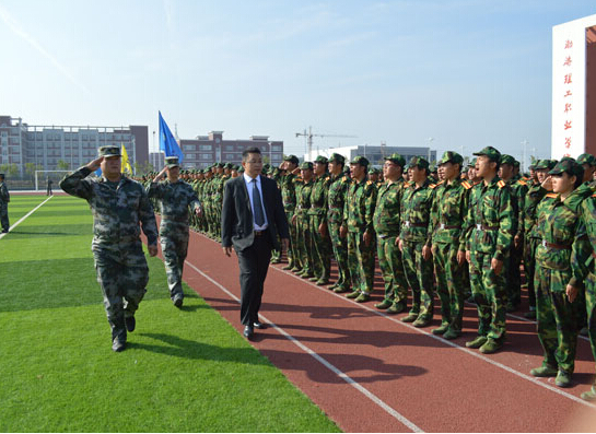 渤海理工職業(yè)學(xué)院2014年軍訓(xùn)結(jié)營(yíng)式隆重舉行